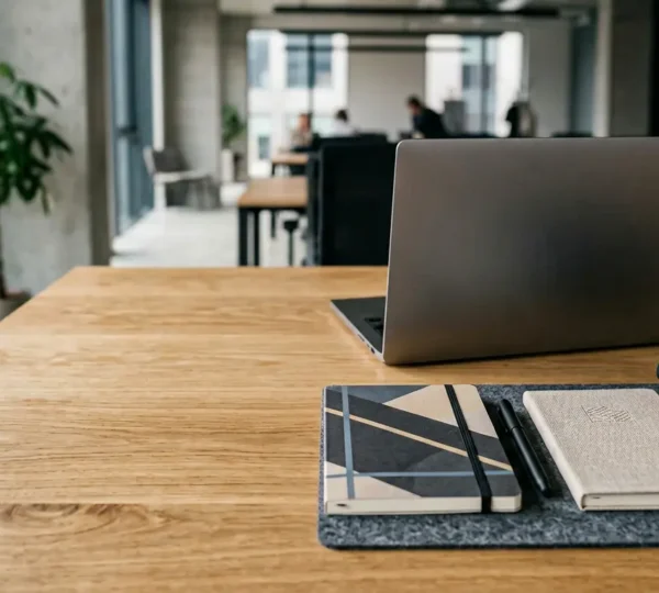 Représentation éditoriale d'un espace de travail numérique moderne dédié à l'optimisation web et à la conversion client